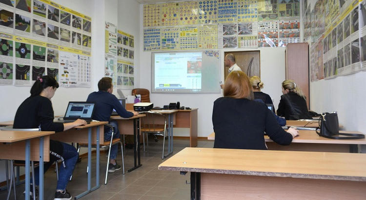 Profesor en el extranjero dando clase. | Foto: ilyasonin vía Unsplash