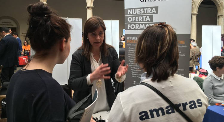 Jóvenes reciben asesoramiento sobre postgrados en FIEP. | Foto: Feria Internacional de Estudios de Postgrado. 