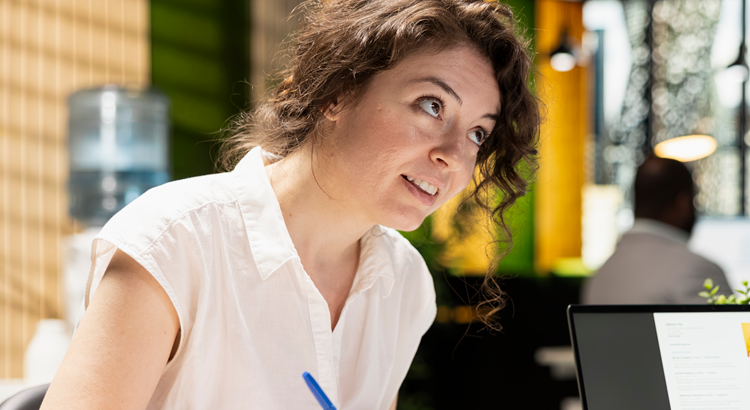 Administrativa gestionando becas. | Foto: DC Studio vía freepik