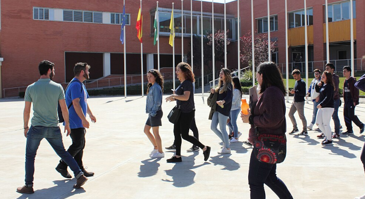 Haz las maletas sin pasaporte: así son las Becas Medrano de 900€ al mes para estudiar en otra ciudad