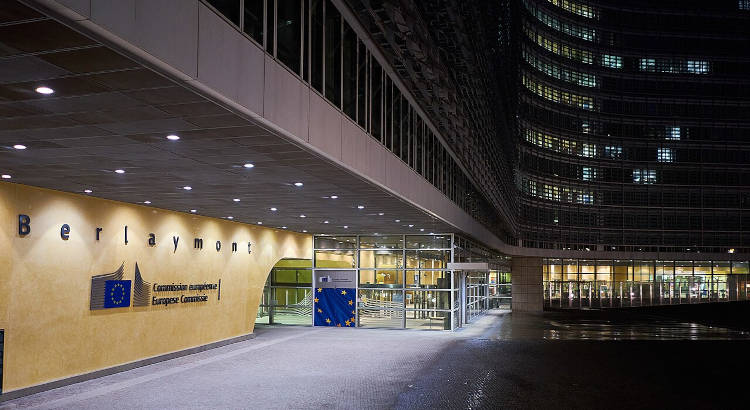 Bruselas busca becarios sin importar su edad: prácticas BlueBook de 1.500 euros al mes