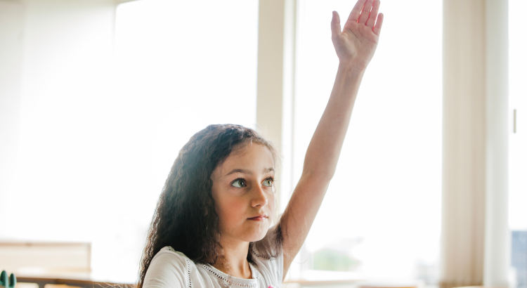 Las alumnas lideran el rendimiento académico y la presencia en la dirección escolar, según Igualdad en Cifras 2026