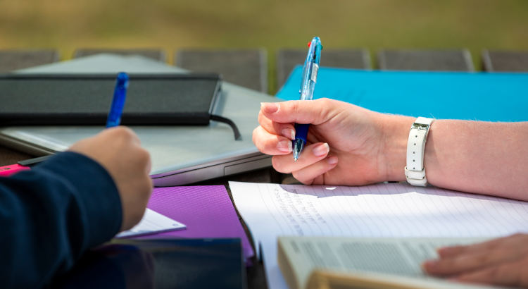 Educación sube hasta 2.559 millones de euros el presupuesto para becas y ayudas en 2026