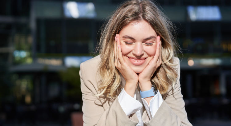 Reírse de los propios errores: un gesto simple con un impacto social sorprendente