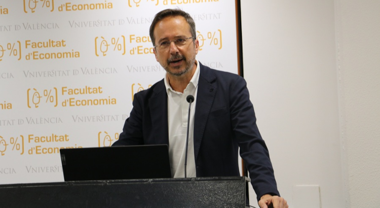 El economista Conde-Ruiz alerta sobre el peso político "irrelevante" de los jóvenes: "Si no tienen futuro, nadie lo tendrá"