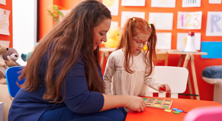Educadora infantil en una guardería de Irlanda. | Foto: krakenimages.com vía Magnific