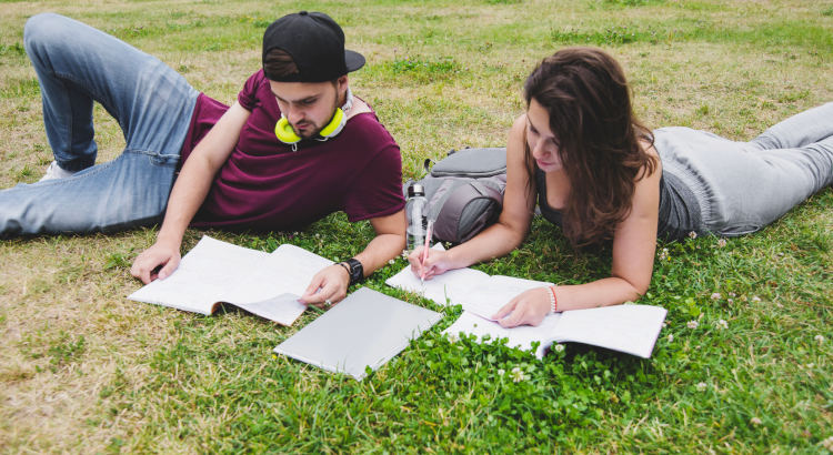 Las becas para Cursos de Verano 2026 ya están aquí: matrícula, alojamiento y otros gastos