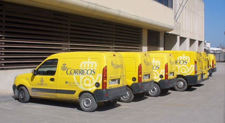 Vehículos de Correos en Logroño. | Foto: Zarateman, vía wikimedia commons