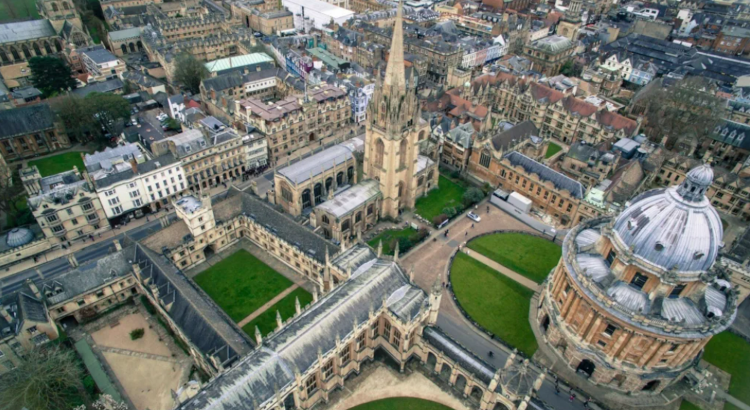 Vista aérea de la Universidad de Oxford. | Foto: theoxfordmagazine