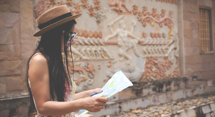 Joven sostiene un mapa en un viaje cultural. | Foto: jcomp vía Magnific