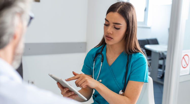 Joven auxiliar de enfermería en la consulta médica. | Foto: Magnific