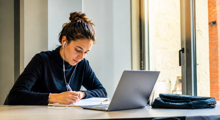Adiós a los títulos largos: las universidades se pasan a las microcredenciales que piden las empresas