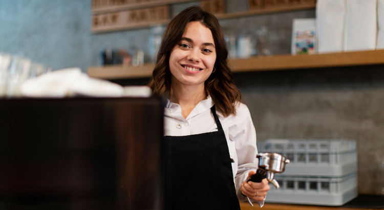 Joven estudiante trabajando en una cafetería. | Foto: freepik