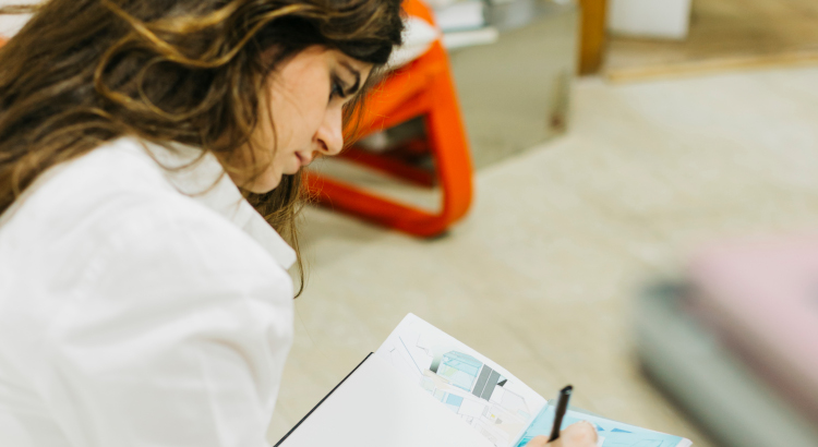 ¿Trabajas y quieres una beca? Sí, puedes solicitarla en muchos casos. La pregunta es: ¿cuánto ganas? | Foto: Magnific