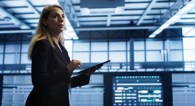 Profesional de ciberseguridad en puesto de dirección. | DCStudio vía Magnific
