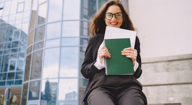 Joven desempleada con apuntes de un curso profesional en entorno empresarial. | Magnific