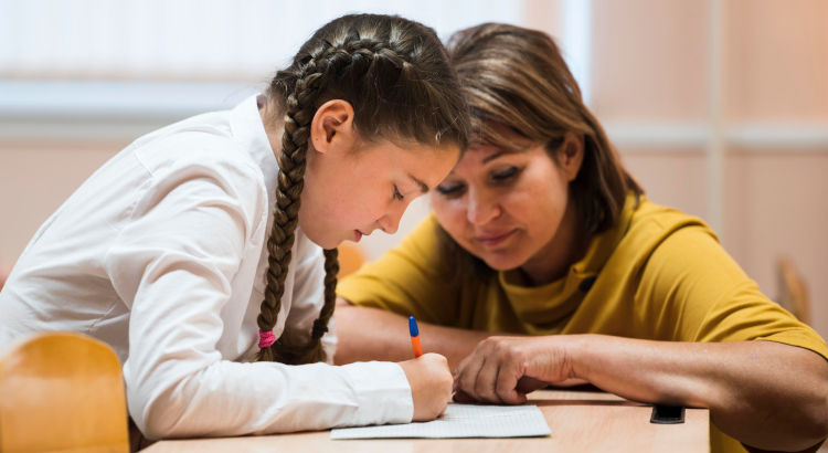 En el Día de los Docentes, analizamos diversas investigaciones científicas que estudian por qué recordamos a ciertos profesores durante años. | Foto: Magnific 